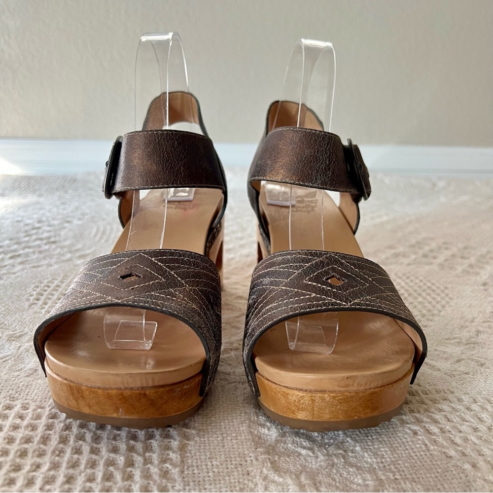 Dansko Odele Metallic Wood Block Heel Sandal Buckle Strap Adjustable Size 39 - Picture 13 of 15